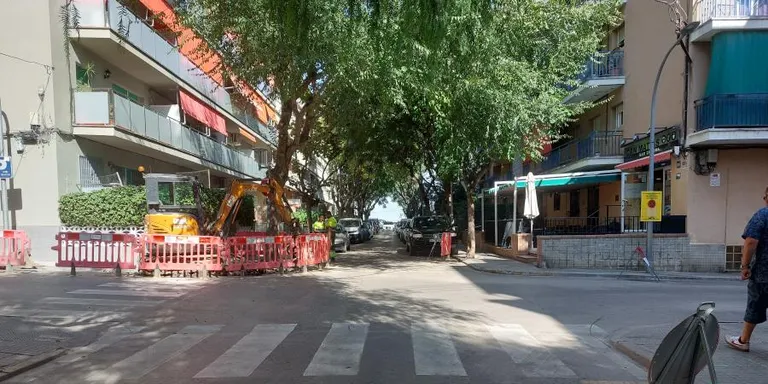 En marxa les obres per arranjar els trams més deteriorats del carrer Sant Oleguer