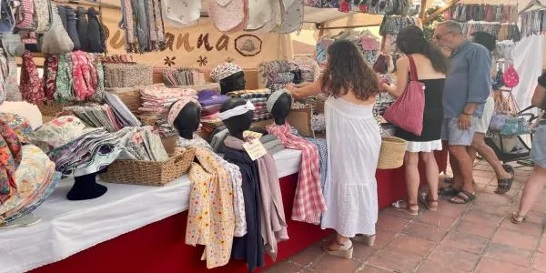 Unes 40.000 persones gaudeixen de la 28a Fira d’Artesans d’Altafulla