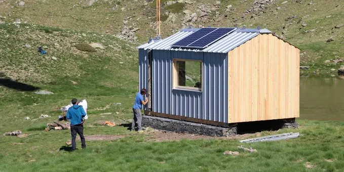 Instal·len a Lladorre una nova cabana de pastor per prevenir els atacs de l'ós al bestiar