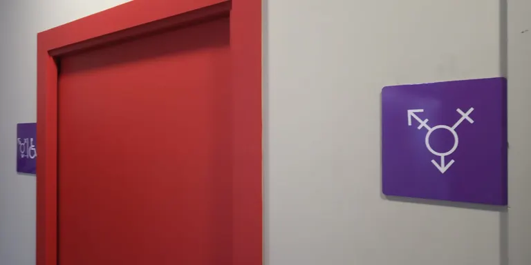 Cal Jove canvia els pictogrames dels lavabos per fer-los més inclusius