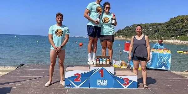 Més de 170 esportistes participen en la 10a edició de la Swim Roc a Roda de Berà