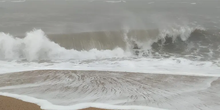 Onades de més de 2 metres a la platja de Pineda