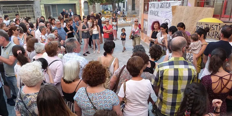 Uns 150 rubinencs es manifesten contra la posada en llibertat de La Manada