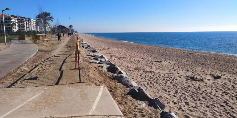 Les obres del Passeig, a l'espera que arribin les lloses del carril bici per poder finalitzar