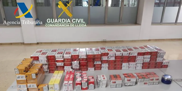 Decomissats més de 1.100 paquets de tabac en un control a la Farga de Moles