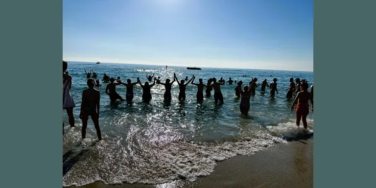 Més de 700 persones celebren el Primer Bany de l’Any 2025