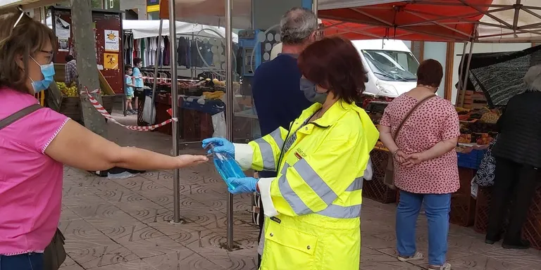 Els agents cívics de la Fundació Volem Feina que feien vigilància als accessos de les escoles de Solsona es reconverteixen en vigilants del mercat