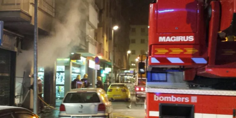 Un incendi afecta un establiment comercial de la Seu