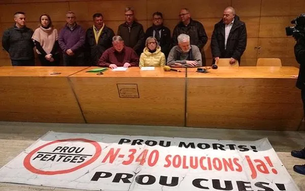 Els alcaldes del Pacte de Berà es concentren a l’Arboç per denunciar la mort de tres persones a l’N-340, al seu pas per Coma-ruga