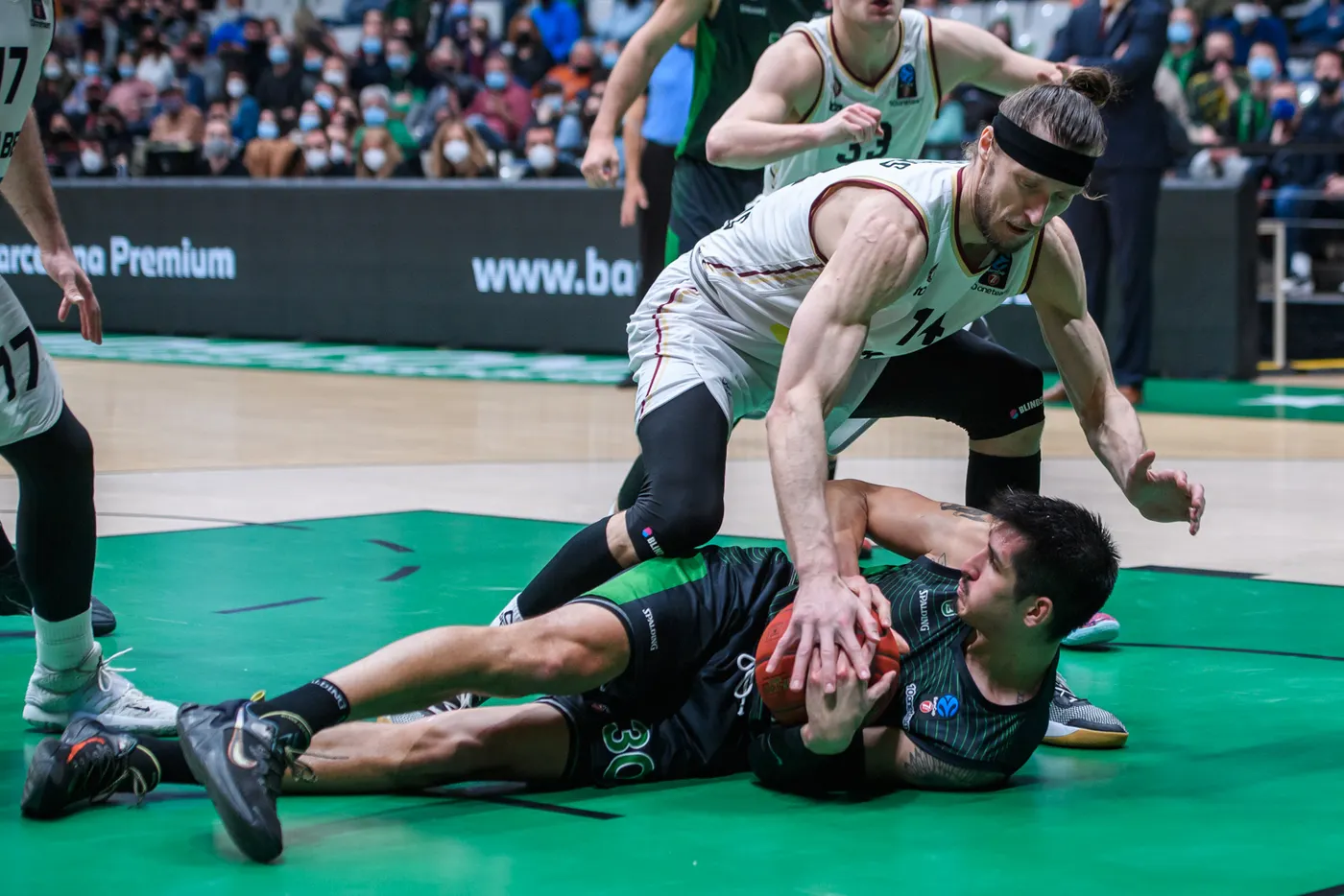 El Joventut perd però es manté líder