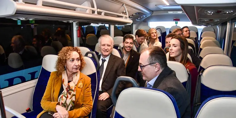 El Govern incorpora cinc nous autobusos per la línia que uneix la Costa Daurada amb l’Aeroport de Barcelona