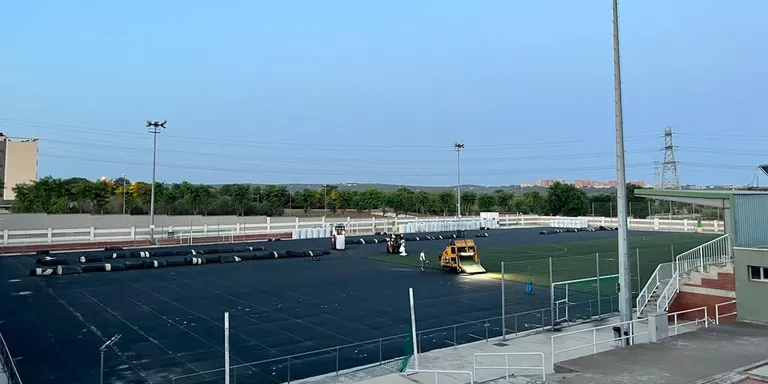 Comencen les obres de renovació de la gespa artificial al Camp de Futbol Municipal La Coma