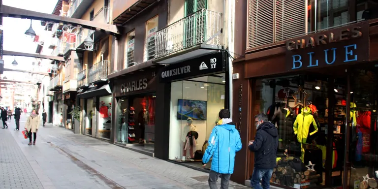 Els comerciants de Puigcerdà lamenten que la nova restricció els impedeix renovar estocs