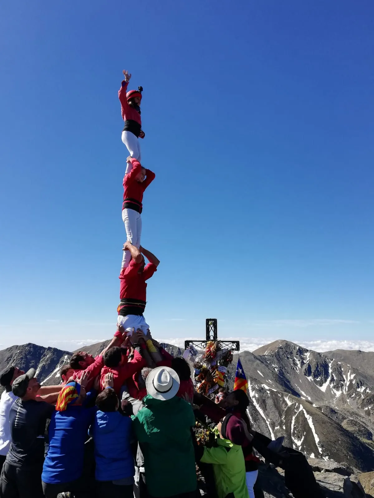 Els Castellers de l'Alt Maresme basteixen un pilar al cim del Canigó