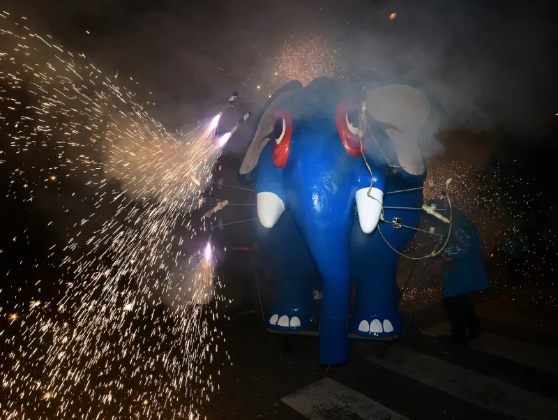 El Bòjum durant el recorregut del correfoc. Foto: Localpres