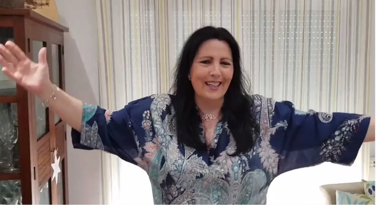 La cantant Maria Muñoz desplega optimisme amb 'Volveremos a vivir'