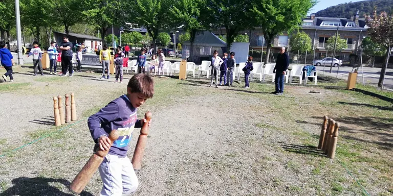El CP La Seu dóna a conèixer la petanca i les bitlles catalanes a escolars d'arreu de l'Alt Urgell