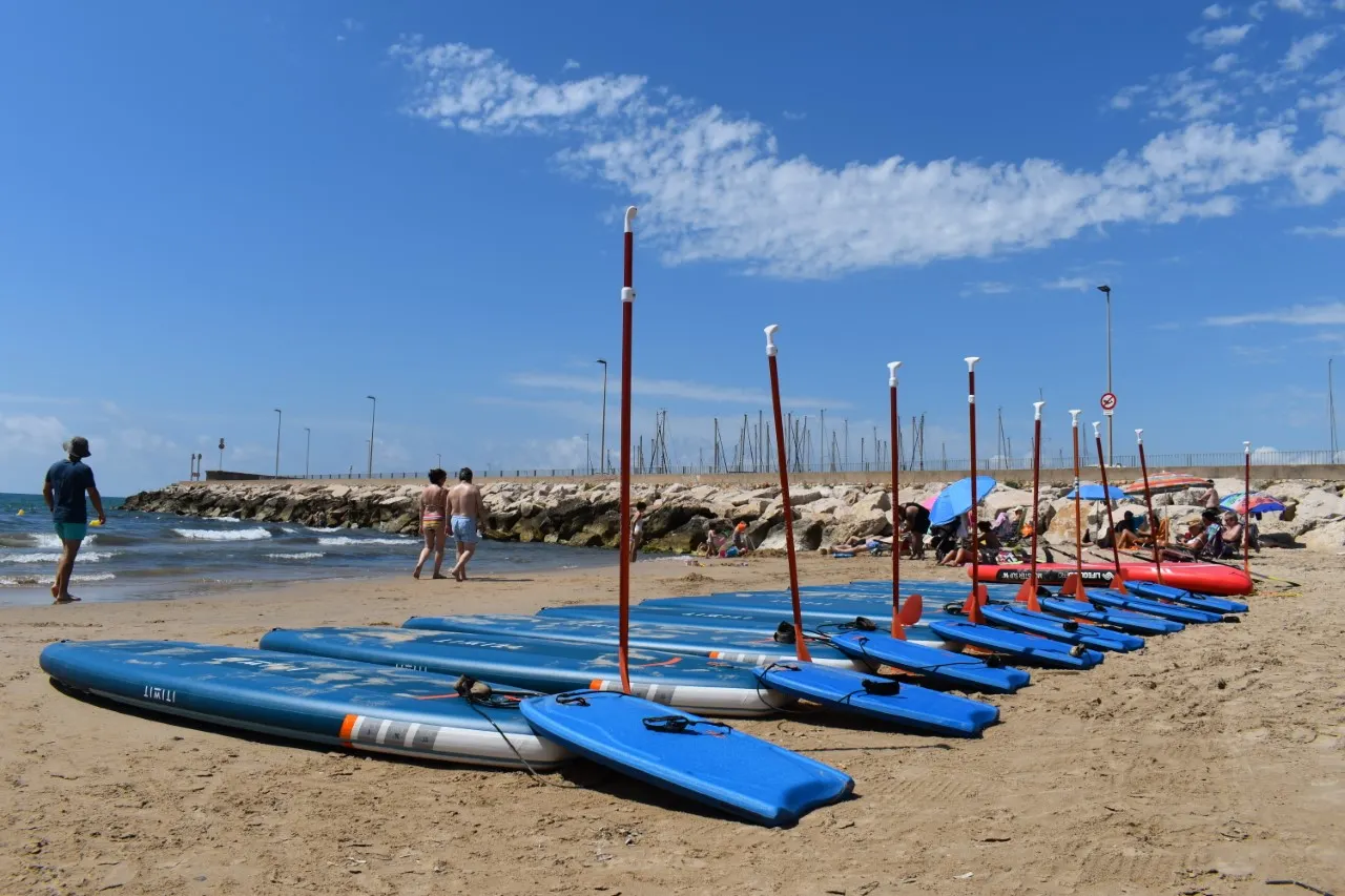 La Base Nàutica del Club Nàutic Cambrils ofereix un seguit d’activitats aquàtiques per l'estiu