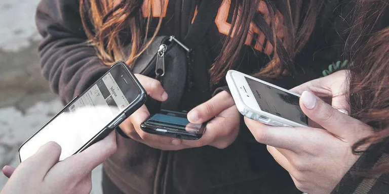 Quasi la meitat dels alumnes de 4t d’ESO de les comarques barcelonines utilitza el mòbil més de tres hores al dia