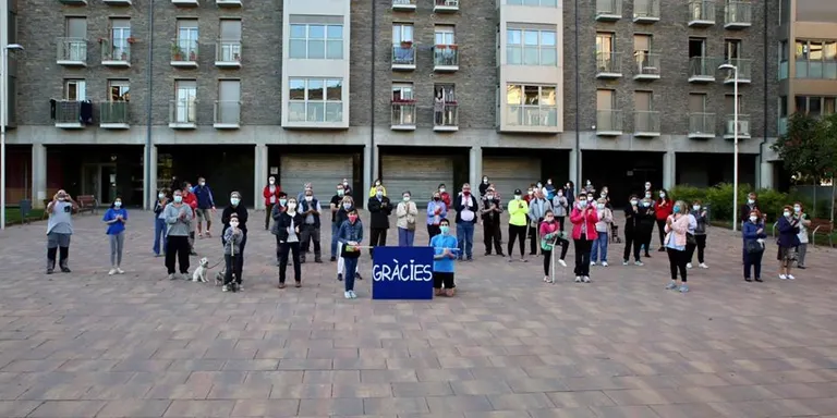 Últim aplaudiment col·lectiu a la Seu d'Urgell d'homenatge al personal sanitari i de serveis essencials