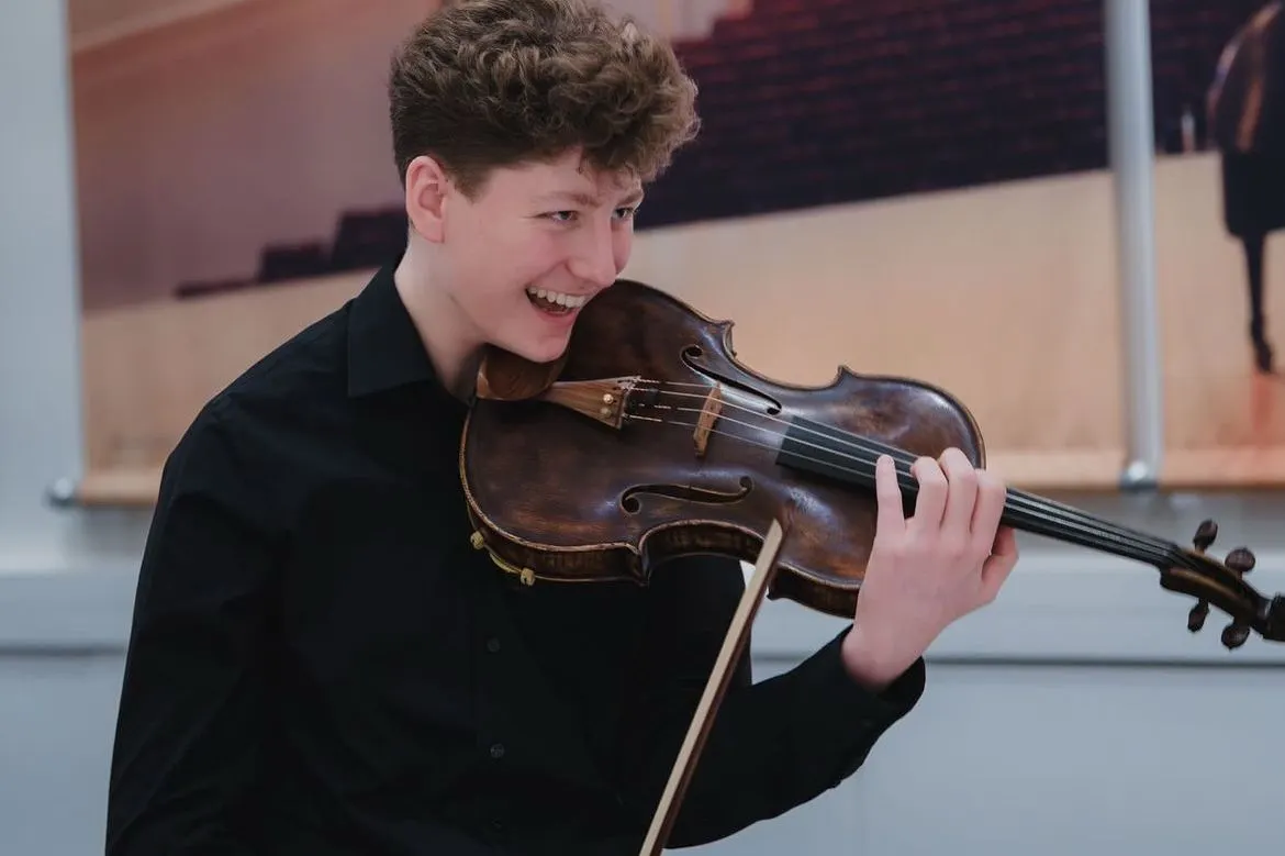 L’Escola de Música Robert Gerhard participa en el concert del jove violista nord-americà Liam Meyers