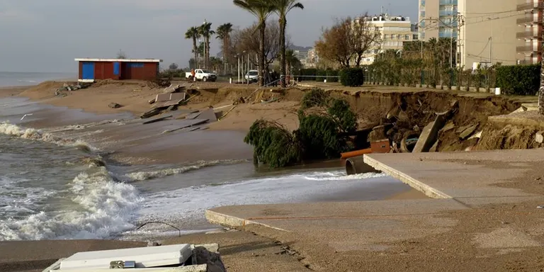 El Conseller Josep Rull visita avui el Passeig Marítim de Pineda destruït pel temporal