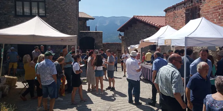 Bona rebuda a la primera Fira Carcolze de formatges artesans