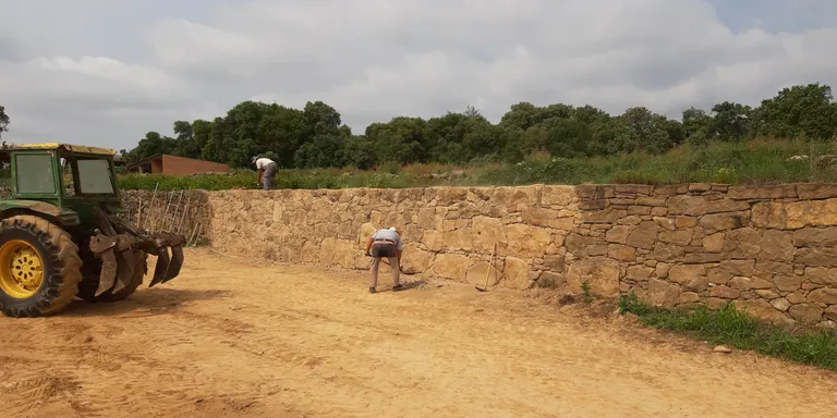 L'Ajuntament de Riner arranja els murs de pedra seca d'accessos a masies