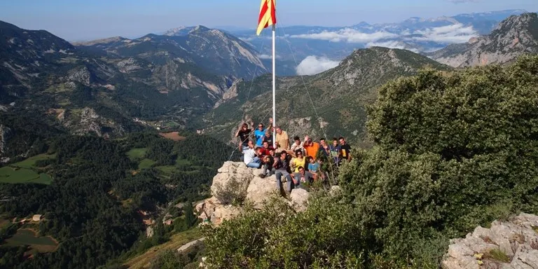 Veïns de Fígols i Alinyà instal·len una estelada en un turó del municipi