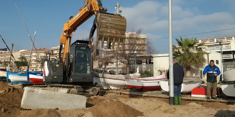 La Confraria de Pescadors comença a refer una part de l'estructura que va quedar malmesa pel temporal