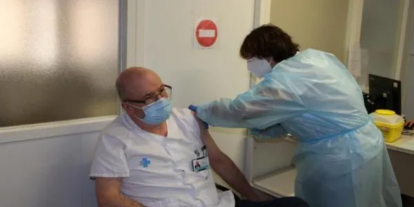 La Comissió de Salut Pública assumeix el quart vaccí contra la covid per a majors de 60 anys però no concreta quan
