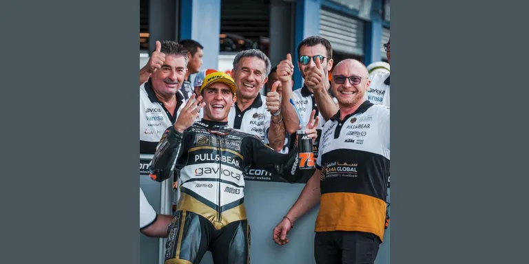 En Moto2 Alex cada cop més a prop del títol i victòria del gironí Arenas a Moto 3
