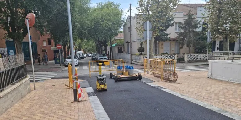 Recta final de l’obra de reurbanització de Montevideo, entre Lluís Jover i Jeroni Marsal, per fer-la accessible
