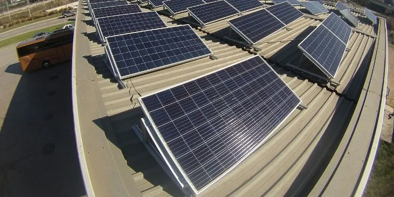 L’equip de govern estudia fer rebaixes fiscals a les empreses que apostin per energies renovables