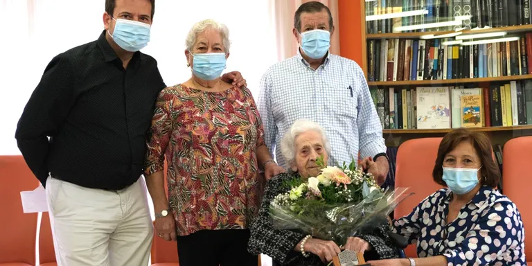 L’alcalde de Cambrils felicita Teresa Rus Palomares pel seu centè aniversari