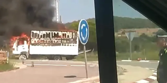 Un camió s'incendia a la rotonda de la C-59 i genera retencions en totes direccions