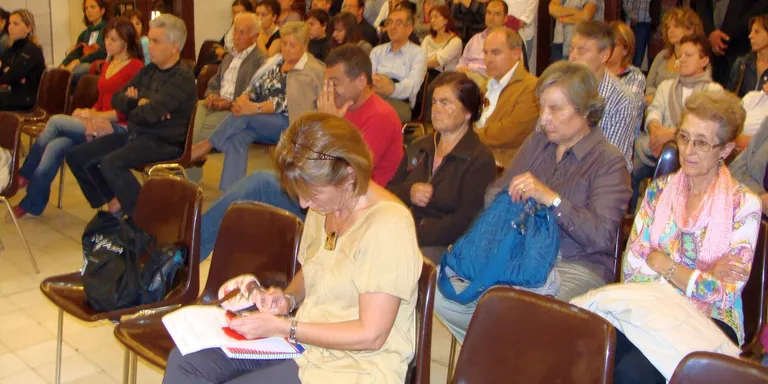 Treballadors de la Fundació Sant Hospital assisteixen al ple municipal