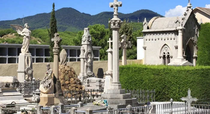 El cementiri es prepara per rebre més visitants aquests dies