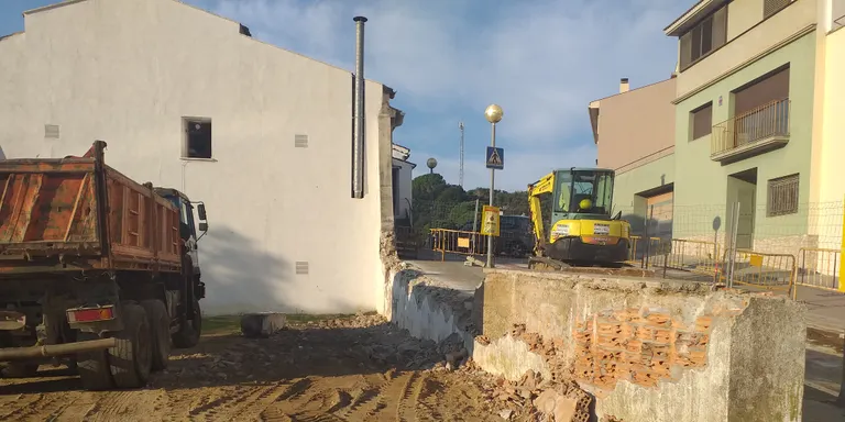 Ahir van començar les obres per fer una plaça a la part del darrera de la Masia de Can Borrell