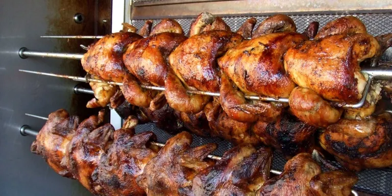El Mercat dels dilluns segueix actiu per aliments, però entre el confinament i diversos dilluns plujosos, hi va poca gent