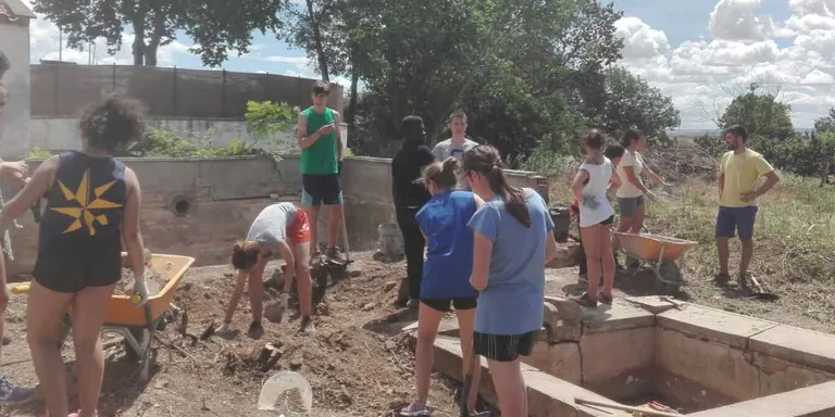 Els Joves del Camp de Treball recuperen els safareigs d'Almenara Alta