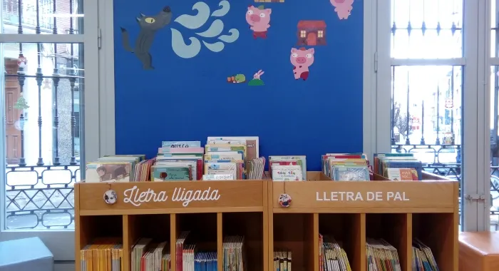 La biblioteca ha estrenat nova senyalització (foto: Ajuntament)