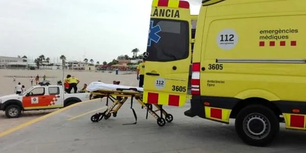 El servei de socorrisme de la platja de Torredembarra rescata un home que no podia sortir de l’aigua