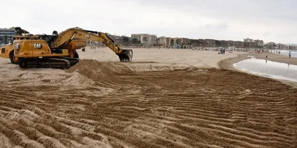 Torredembarra realitza tasques d'extracció de sorra a la platja de la Paella per reparar els danys dels temporals al litoral tarragoní