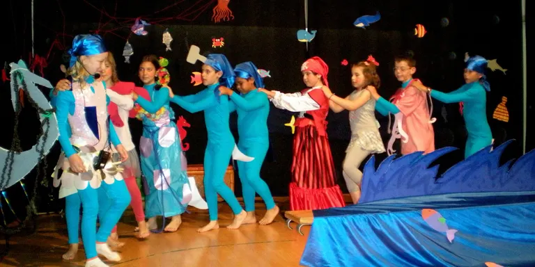 Els alumnes de l'Escola Pau Claris gaudeixen amb l'obra 'La diadema'