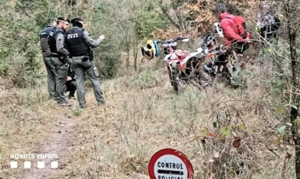 Els Agents Rurals denuncien dos motoristes per circular per un corriol a Lladurs