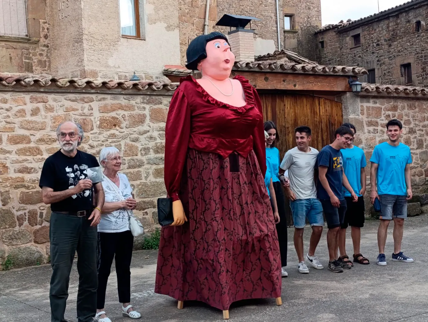 Freixinet recupera la geganta Clotilde de la mà del seu creador, Manel Ariza
