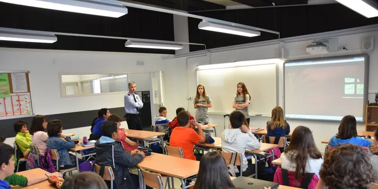 Alumnes de l'Institut Joan Brudieu imparteixen xerrades sobre riscos i consells de seguretat a internet