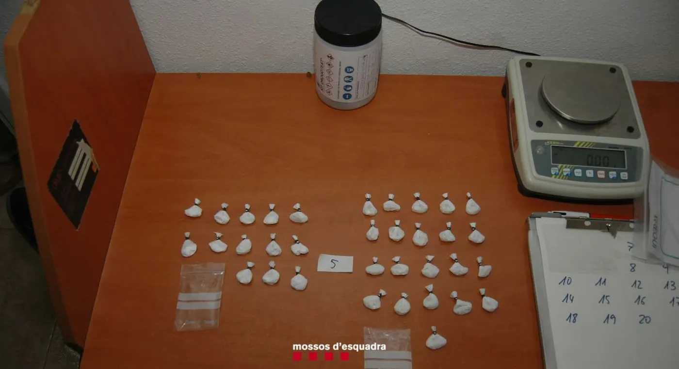 Mossos i Policia Local desmantellen un punt de venda de drogues del detall en un domicili del carrer Homs, a Caldes