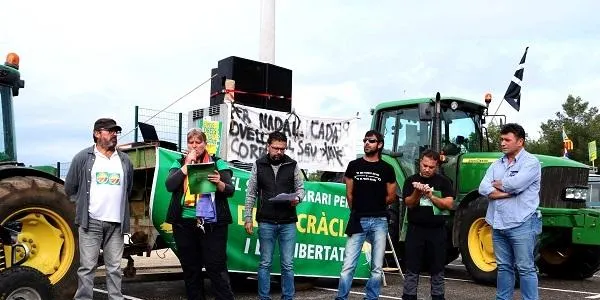Una cinquantena de tractors marxen fins a la presó de Mas d'Enric del Catllar per reclamar la llibertat dels polítics presos